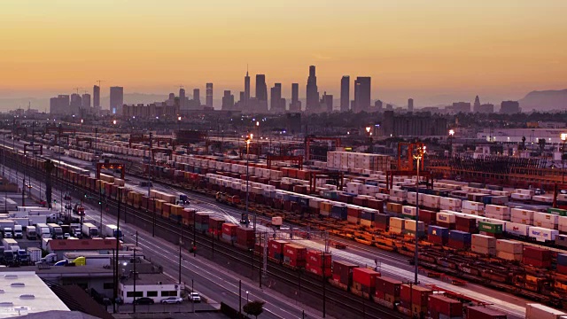 多式联运货运站在弗农，加利福尼亚在黄昏-航拍视频素材
