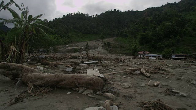 尼泊尔博卡拉——2015年8月2日:山体滑坡造成的破坏，人们视频素材