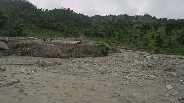 尼泊尔博卡拉- 2015年8月2日:山体滑坡破坏视频素材