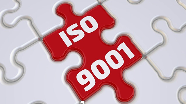 ISO 9001。红色字谜上的题字视频素材
