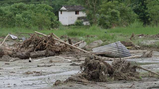 尼泊尔博卡拉——2015年8月2日:废墟、溪流、破坏视频素材