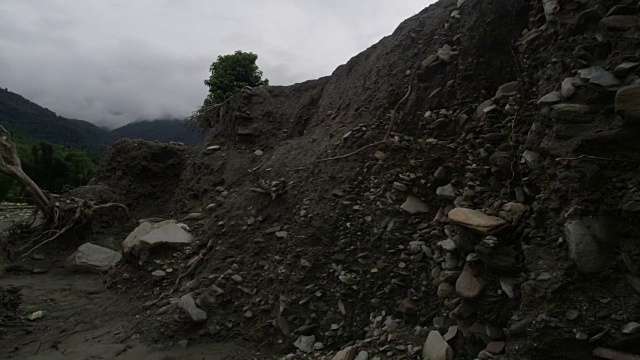 尼泊尔博卡拉——2015年8月2日:一座房屋被山体滑坡摧毁视频素材