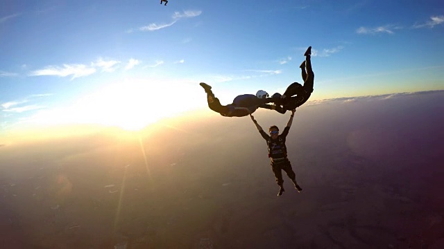 跳伞者在欣赏令人惊叹的4K日落视频视频素材