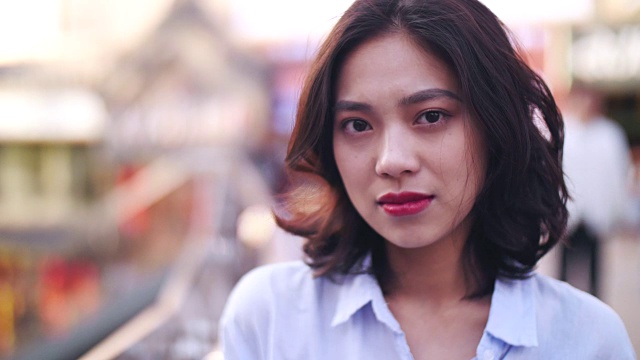 年轻亚洲女性的肖像视频素材