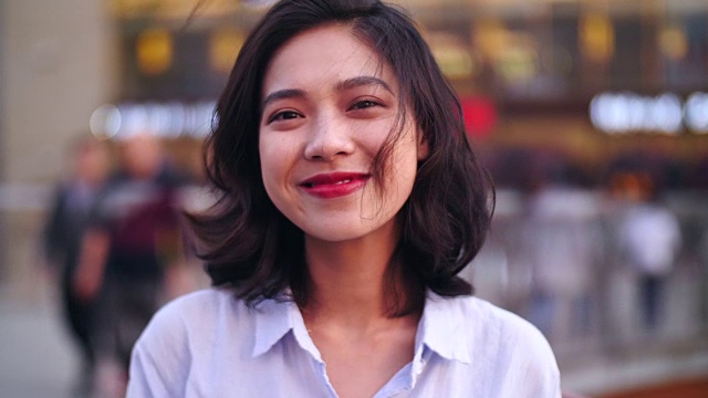 一个年轻的亚洲女人的肖像视频素材