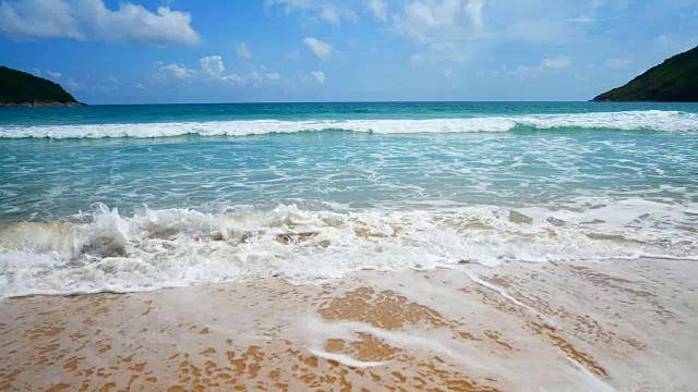 的海滩。海滩上美丽的波浪视频素材