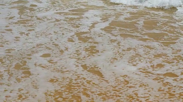 的海滩。海滩上美丽的波浪视频素材