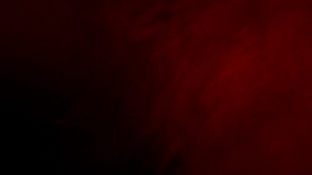 抽象的红色烟雾像云的波浪效果在黑色的背景，流动视频素材