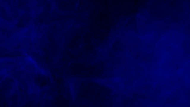 抽象形式蓝色烟雾像云波浪效果在黑色背景，流动视频素材