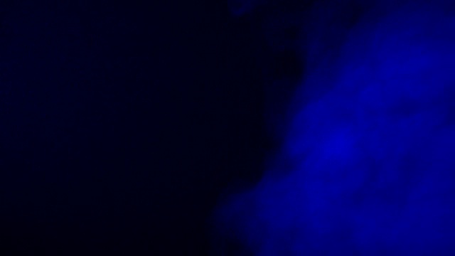 抽象形式蓝色烟雾像云波浪效果在黑色背景，流动视频素材