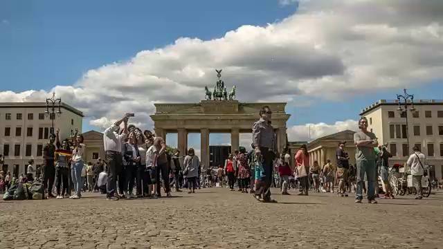 游客在柏林勃兰登堡门的时间流逝视频素材