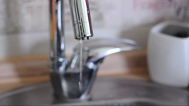 漏水的水龙头-厨房里的水龙头视频素材