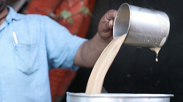 CU男茶小贩在市场摊位上准备茶叶/印度德里视频素材