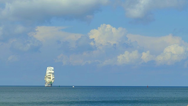 旅行背景-旧帆船在海上视频素材