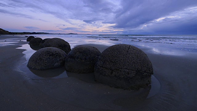 新西兰南岛奥塔哥海岸，科伊科赫海滩上的莫拉基巨石。新西兰南岛奥塔哥海岸，莫尔基，汉普顿，Koekohe海滩。视频素材