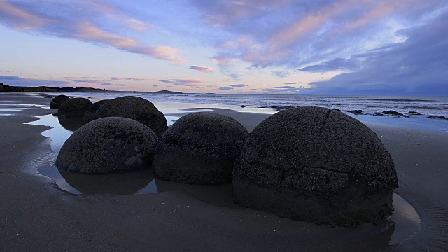 新西兰南岛奥塔哥海岸，科伊科赫海滩上的莫拉基巨石。新西兰南岛奥塔哥海岸，莫尔基，汉普顿，Koekohe海滩。视频素材