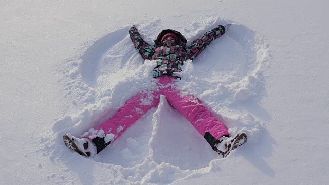 快乐微笑的白种女人制造雪天天使在冬天视频下载