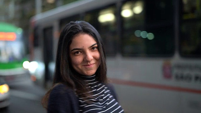 城市里的年轻女人肖像视频素材