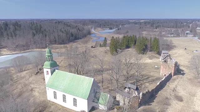 爱沙尼亚Karksi中心小教堂的鸟瞰图视频下载