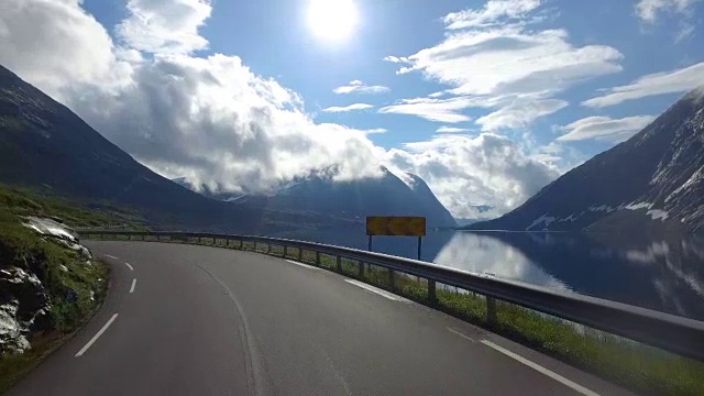在挪威的路上驾驶汽车视频素材