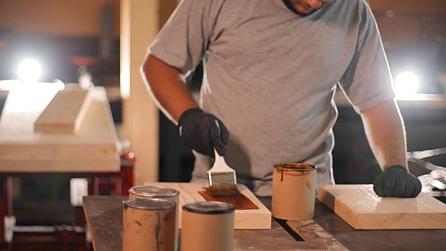 漆工涂刷木质表面，保护木材视频素材