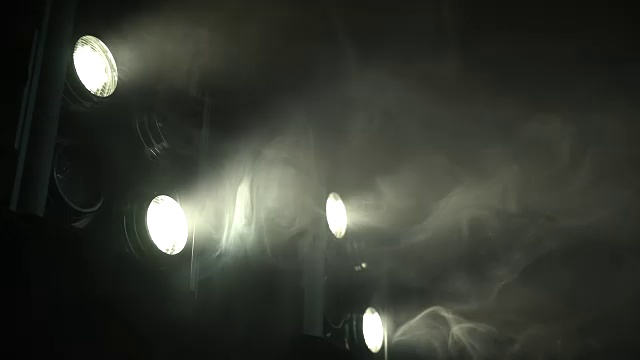 八盏聚光灯在烟雾弥漫的房间里闪烁视频素材