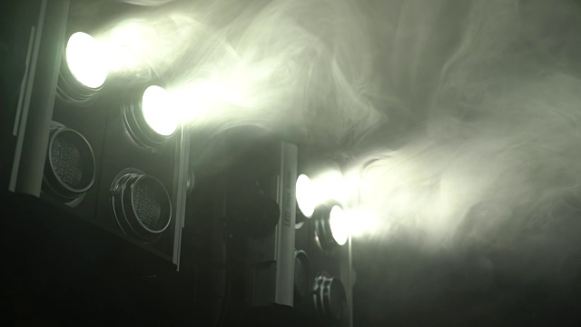 在薄雾中的黑暗房间里发光的灯笼视频素材
