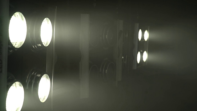 闪烁的探照灯创造了彩色音乐视频素材