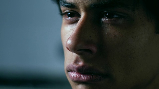 悲伤沮丧的拉丁人在黑暗中哭泣。孤独、悲伤、痛苦视频素材