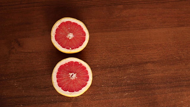 新鲜切好的柚子放在木桌上。特写镜头。视频下载