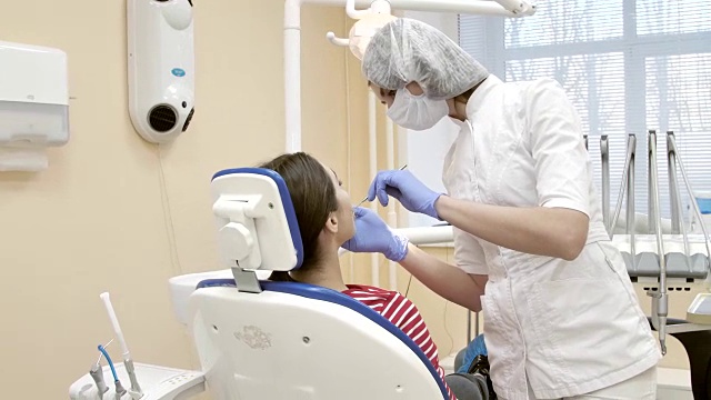 牙医在起作用。专业口腔医生在治疗牙齿期间视频素材