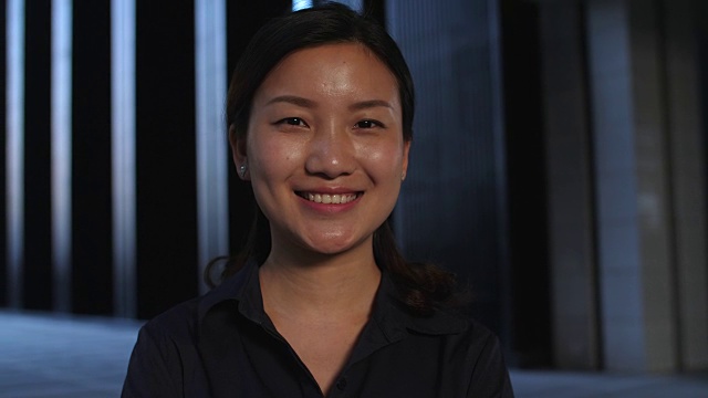 《快乐年轻的中国女人》的特写慢镜头，4k视频素材