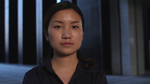 严肃的年轻中国女人的特写慢镜头，4k视频素材