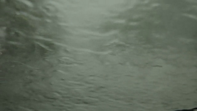 大雨穿过汽车挡风玻璃落下视频下载