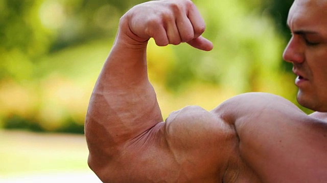 强壮的肌肉男运动员展示他的大二头肌视频下载