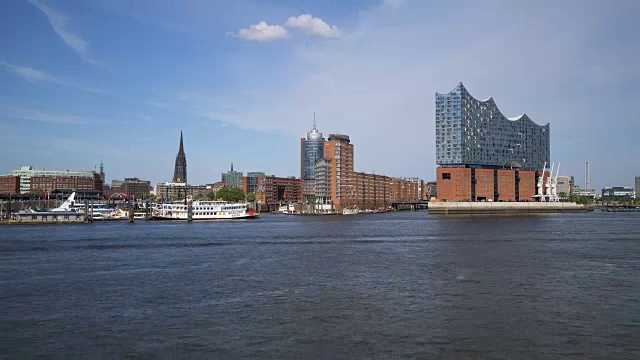 汉堡天际线与Elbphilharmonie，时间流逝。易北河上的船开得很快。视频素材