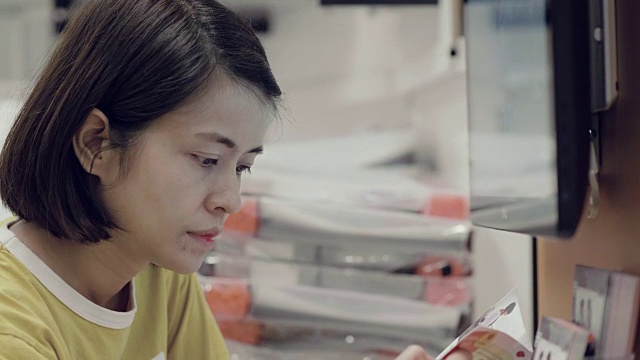 一名亚洲女性在仓库中使用数字平板电脑进行控制视频素材