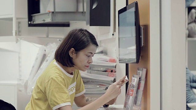 一名亚洲女性在仓库中使用数字平板电脑进行控制视频素材
