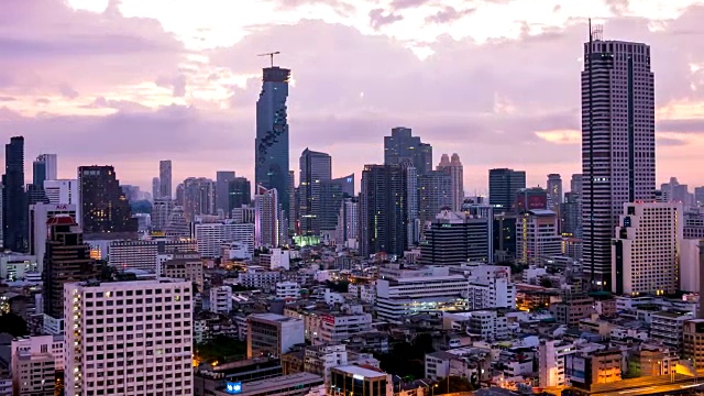 曼谷天际线城市景观，现代建筑在黄昏曼谷视频素材