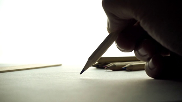 一名男性画家用铅笔画着什么。视频下载