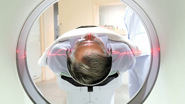 对患者进行MRI、CT扫描。磁共振检查。视频下载