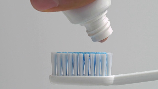 没有把牙膏挤到牙刷上。视频素材