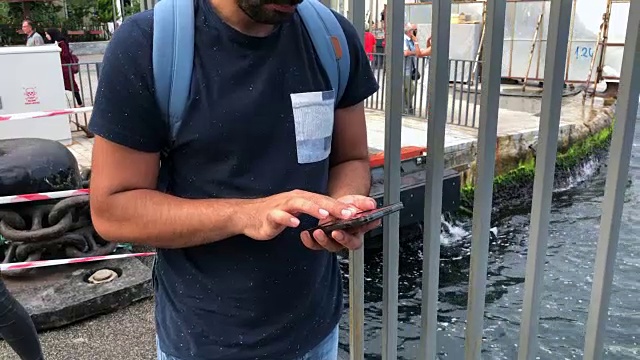WS人在城市行走时使用智能手机视频素材