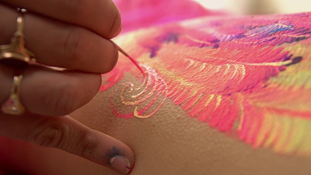 在女性身体上画粉色圆圈视频下载