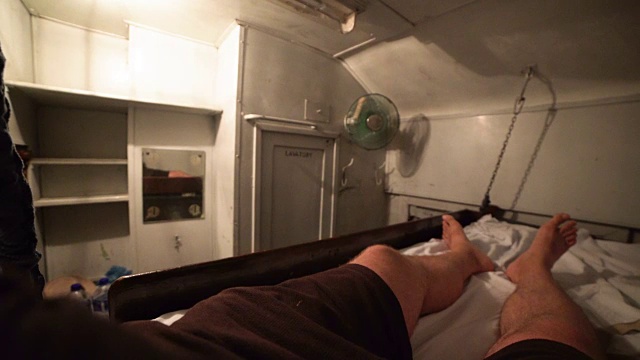 躺在上下铺火车里。斯里兰卡亭可马里到科伦坡的夜车视频下载