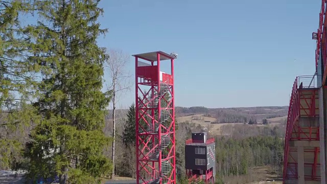 一个红色的高塔在滑雪跳台的一边，在爱沙尼亚的Tehvandi视频素材