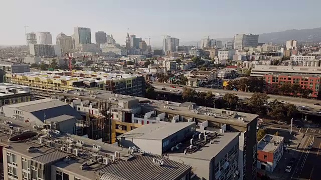 在侧街和屋顶外的加州圣何塞视频素材