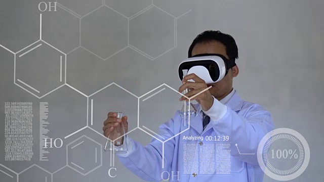 未来医疗技术。医生使用眼镜现实与AR技术的化学配方分析。视频素材