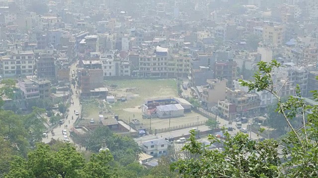 从古老的Sawayambhunath猴庙看到加德满都，尼泊尔。视频素材