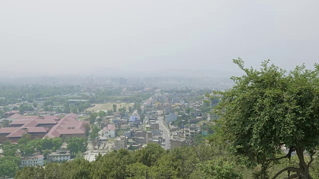从古老的Sawayambhunath猴庙看到加德满都，尼泊尔。视频素材